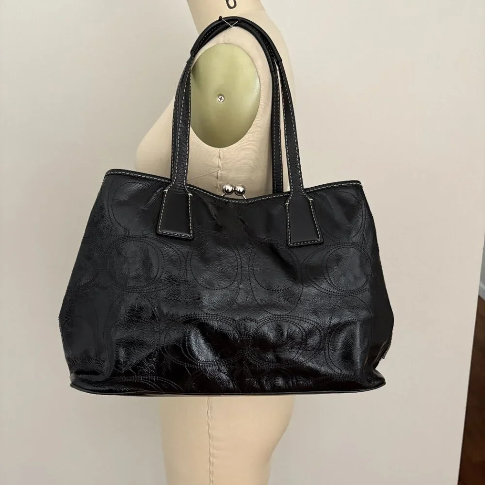Coach Black Patent Leather Double Side Pockets Kiss Lock Closure luxury Chic